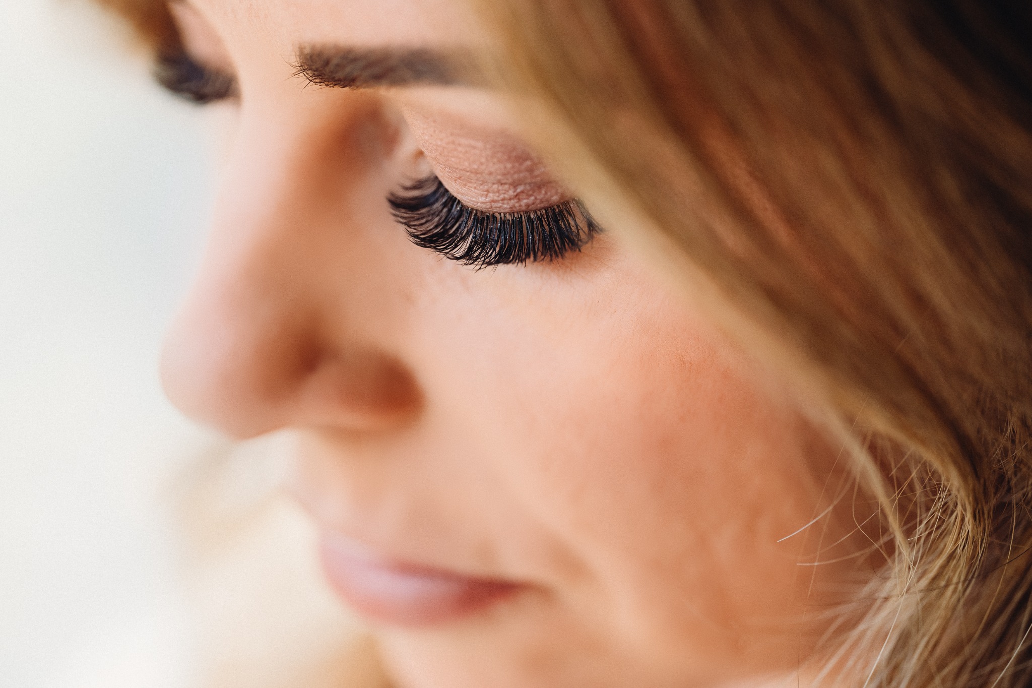 Detailed finished lash and beauty look